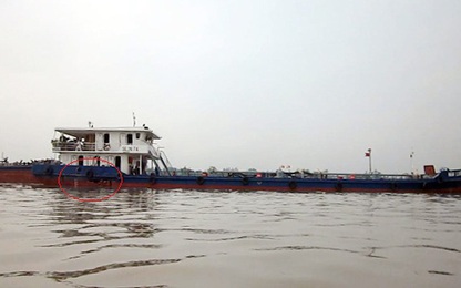 Tàu chở 1,2 triệu lít xăng bị đâm thủng trên sông Tiền
