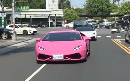 Cô gái gây chú ý khi lái Lamborghini hồng trên phố