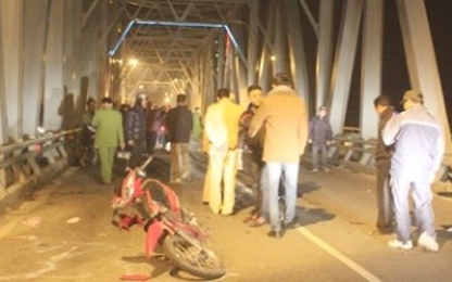Xe máy đấu đầu giữa cầu Bến Thủy, 2 thanh niên tử vong