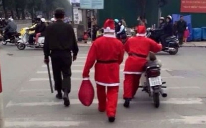 Không đội mũ bảo hiểm, “ông già Noel” bị cảnh sát “sờ gáy”