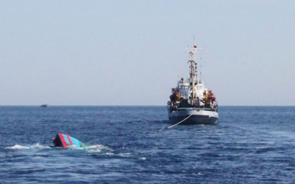 Cứu được 8 ngư dân bị tàu nước ngoài đâm chìm rồi bỏ chạy