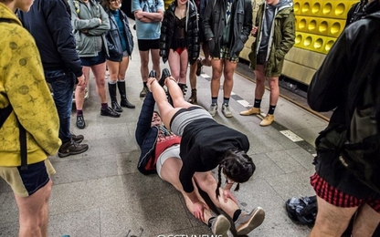 Hàng trăm hành khách dũng cảm diện quần lót đi tàu điện ngầm