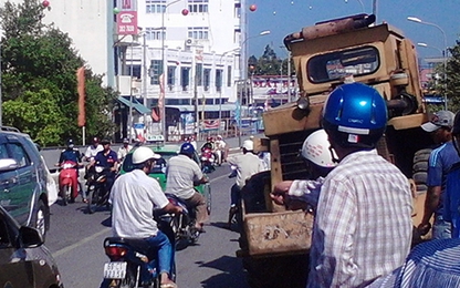Nhiều xe lu, máy xúc ở Việt Nam chạy rất bát nháo