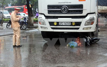 Nghệ An: Xe máy bị ôtô tải cuốn vào gầm, một người tử vong