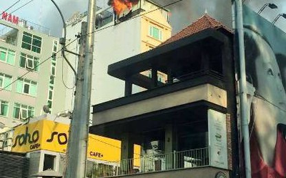 Hàng chục người tháo chạy khỏi khách sạn bốc cháy ở Sài Gòn