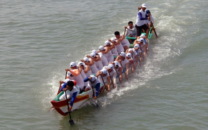 Nghìn người xem đua thuyền ngày Tết ở Phan Thiết