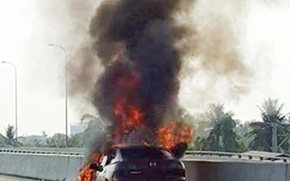 Ôtô cháy ngùn ngụt trên cao tốc Long Thành
