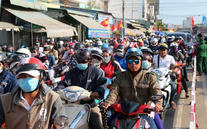 Hàng trăm nghìn người đổ về, các cửa ngõ Sài Gòn ùn ứ