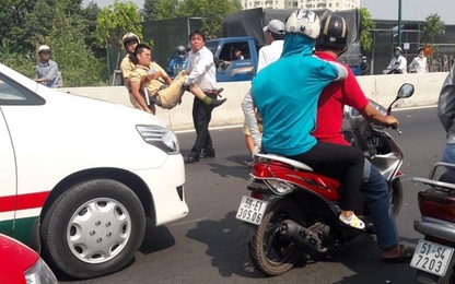 Hai thanh niên lái xe tông gãy chân CSGT ở Sài Gòn