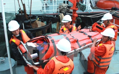 Hải quân Việt Nam cứu hộ được 104 người bị nạn trên biển