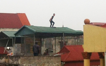 Nam thanh niên trèo lên nóc nhà 4 tầng la hét, cố thủ cả đêm