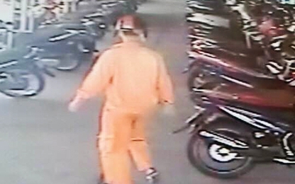 Kẻ chuyên trộm xe ở siêu thị bị camera ghi hình