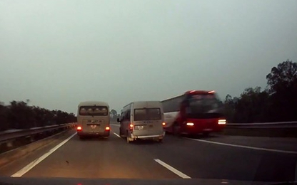 Xe khách chạy ngược chiều vun vút trên cao tốc HN- Lào Cai