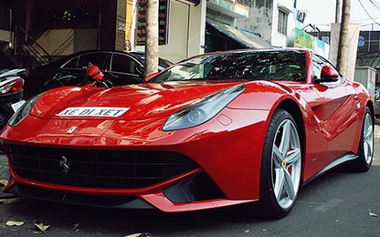 Siêu xe Ferrari F12 Berlinetta rực rỡ trên phố Sài Gòn
