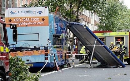 Du khách bị cắt lìa tai do tai nạn xe buýt ở Anh