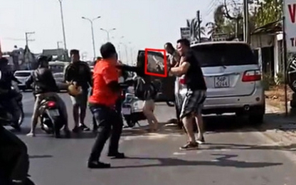 Nhóm phượt lao vào đánh tài xế ôtô sau va quẹt