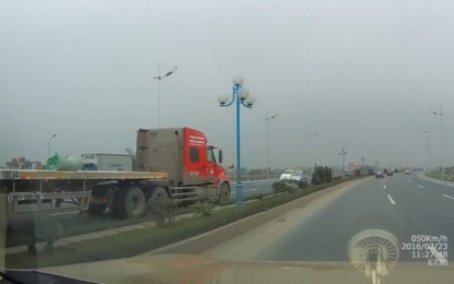 Xe container phóng ngược chiều như "điên" tại Hà Nội