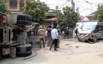 Nghệ An: Xe khách đâm xe tải khiến hai người bị thương nặng