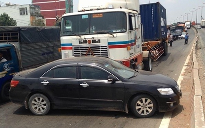Ôtô Camry bị container đâm trên xa lộ Hà Nội