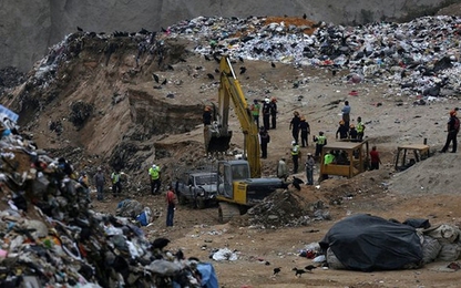 Sạt lở bãi rác khổng lồ, chôn vùi hàng chục người