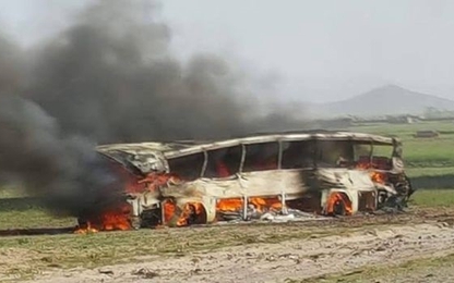 Xe buýt đâm xe bồn chở dầu ở Afghanistan, 73 người chết