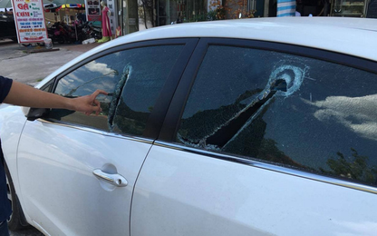 Nam thanh niên nghi "ngáo đá" cầm dao chém vào cửa kính 4 xe ôtô
