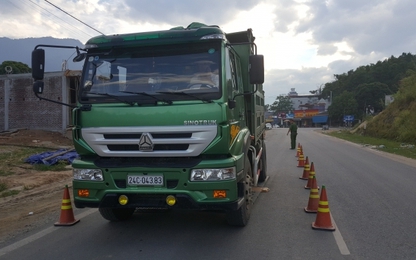 CSGT Lào Cai tuần tra, xử lý hàng loạt xe quá tải