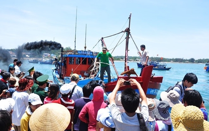 Tàu nước ngoài đâm vỡ tàu cá Quảng Ngãi ở Hoàng Sa