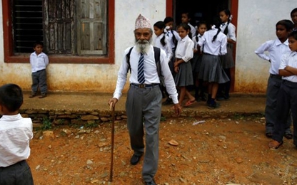 Nepal: Cụ ông 68 tuổi chọn đi học làm thú vui tuổi già