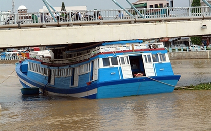 13 giờ giải cứu tàu kẹt dưới cầu lớn nhất Phan Thiết