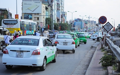 Hà Nội: Ùn tắc giao thông không giảm vì “loạn” xe chở khách kiểu taxi