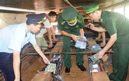 Hà Tĩnh: Bắt gữ xe khách giường nằm vận chuyển 189kg pháo