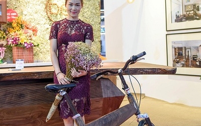 Xe đạp làm bằng gỗ óc chó giá tiền tỷ