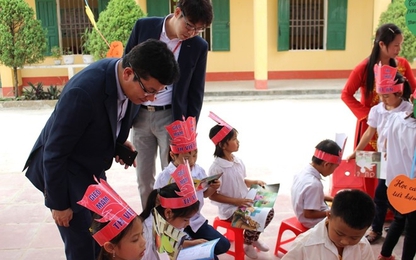 Đóng góp 1.000 đầu sách cho trường tiểu học ở Thái Nguyên