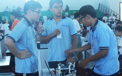 Ba nam sinh chuyên Toán ở Sài Gòn vô địch cuộc thi robot