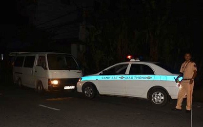 CSGT truy đuổi 20 km trong đêm chặn xe khách nghi chở đồ lậu