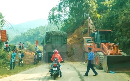 Điện Biên: Sạt lở gây ách tắc giao thông tuyến Quốc lộ 279