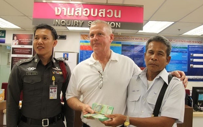 Tài xế taxi trả lại nửa triệu baht cho hành khách Australia