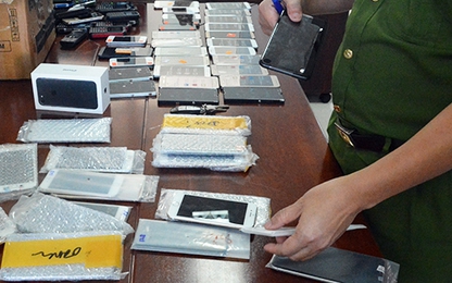 Cảnh sát thu lô điện thoại iPhone 700 triệu đồng trong bao tải