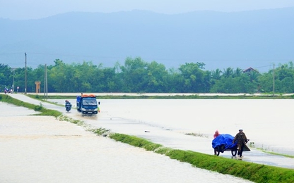 22 đoàn tàu nằm chờ, 5 người chết vì lũ