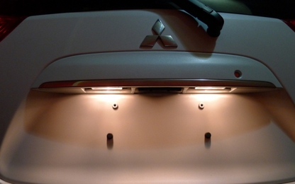 Hướng dẫn thay đèn soi biển số trên xe ô tô