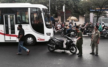 Đang chạy xe giữa phố Sài Gòn, thanh niên bị chém gần lìa tay