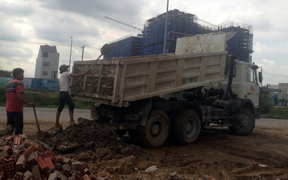 Ra quân xử phạt xe đổ bùn đất bừa bãi trên đường
