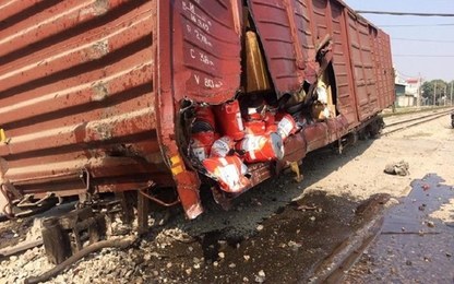 Hà Nội: 7 toa tàu hỏa bị trật khỏi đường ray