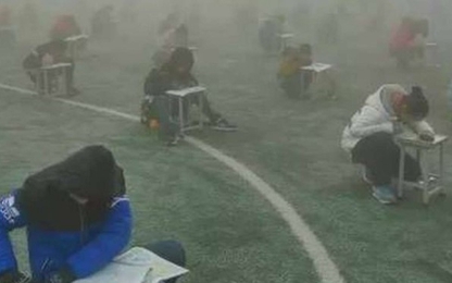 Gần 500 học sinh Trung Quốc làm bài thi trong khói mù