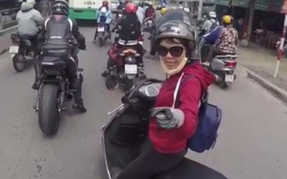 Cô gái chặn đầu xe mô tô, mắng tài xế 'chạy xe phải có não'