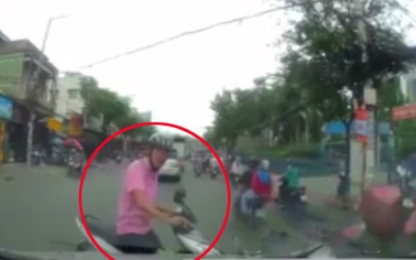 Xe máy chặn đầu dạy dỗ ôtô - 'đặc sản' trên đường Việt