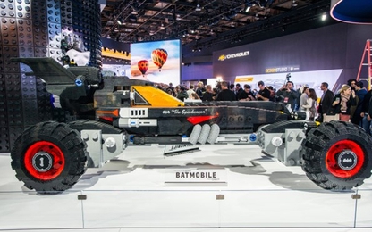 Xe Batmobile khổng lồ xếp từ gần 350.000 miếng Lego