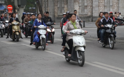 Nhiều người dân Thủ đô ra đường "quên" mũ bảo hiểm ngày Tết