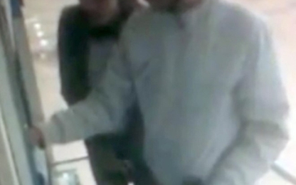 Camera ghi hình đôi nam nữ rút tiền từ thẻ ATM bỏ quên
